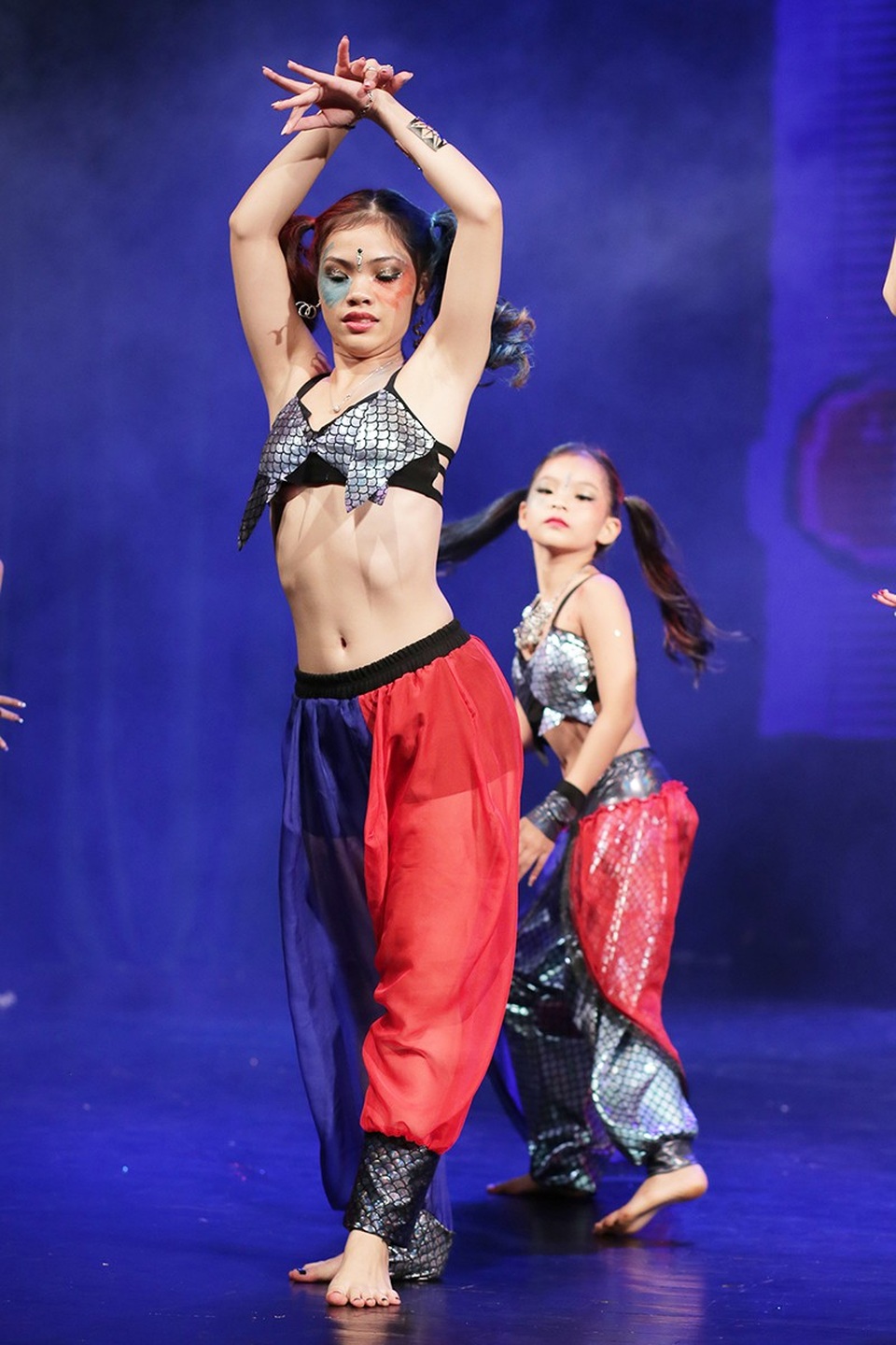 Mãn nhãn với nét quyến rũ của các vũ công bellydance - 7
Trong phần biểu diễn được biên đạo dựa trên bộ phim Suicide Squad, các vũ công hóa thân thành những cô gái cá tính