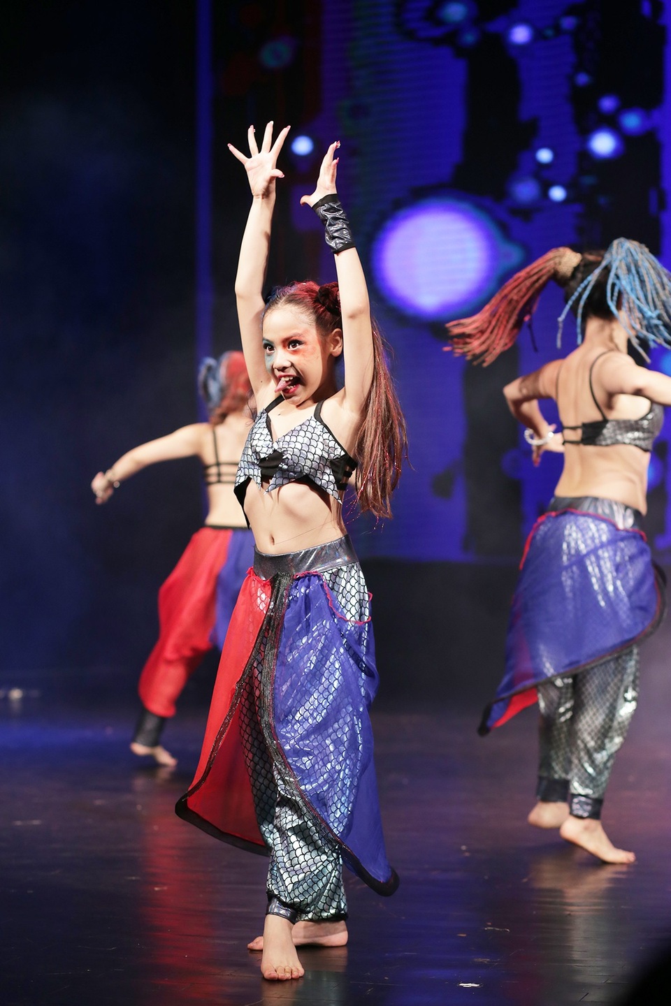 Thần thái sân khấu đầy cuốn hút của các vũ công bellydance nhí - 1
Hóa thân thành nhân vật Harley Quinn trong bộ phim Suicide Squad, vũ công nhí thể hiện thần thái mạnh mẽ, dữ dội