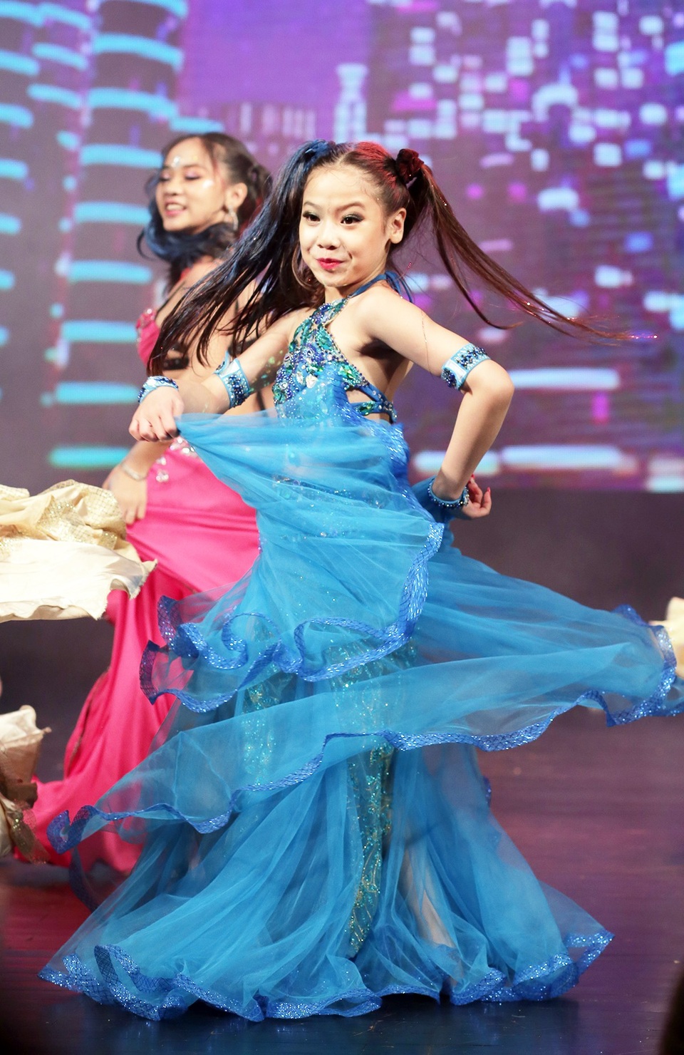 Thần thái sân khấu đầy cuốn hút của các vũ công bellydance nhí - 9
Các nghệ sĩ nhỏ tuổi được đầu tư kĩ lưỡng về phục trang và trang điểm để trở nên tự tin trên sân khấu