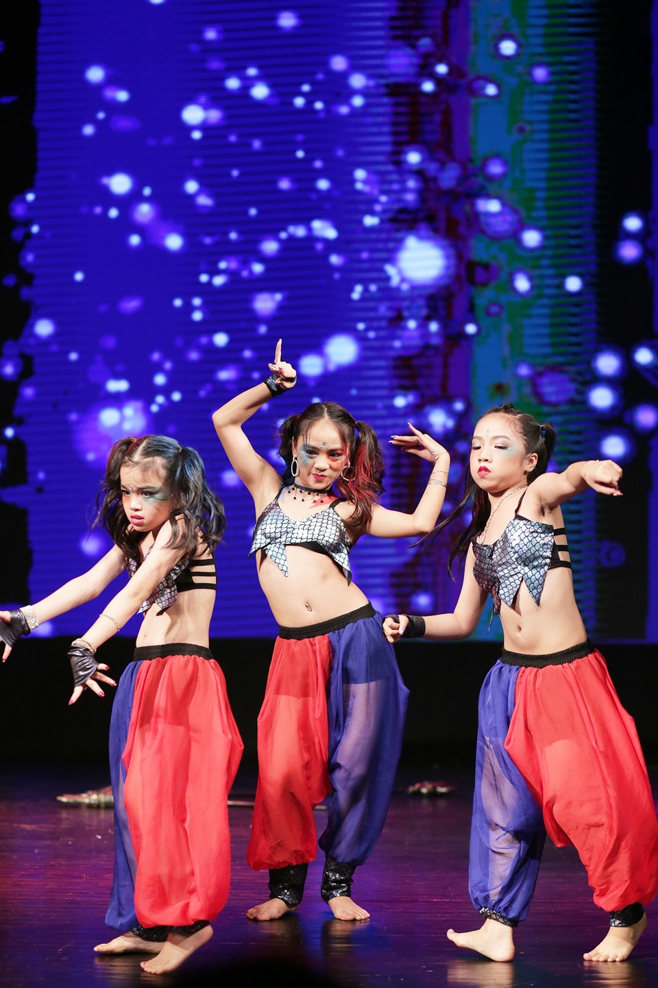 Thần thái sân khấu đầy cuốn hút của các vũ công bellydance nhí - 2
Ở lứa tuổi còn rất nhỏ, các vũ công nhí đã tự tin lên sân khấu, thể hiện nội dung câu chuyện nổi tiếng và cả những kĩ thuật khó