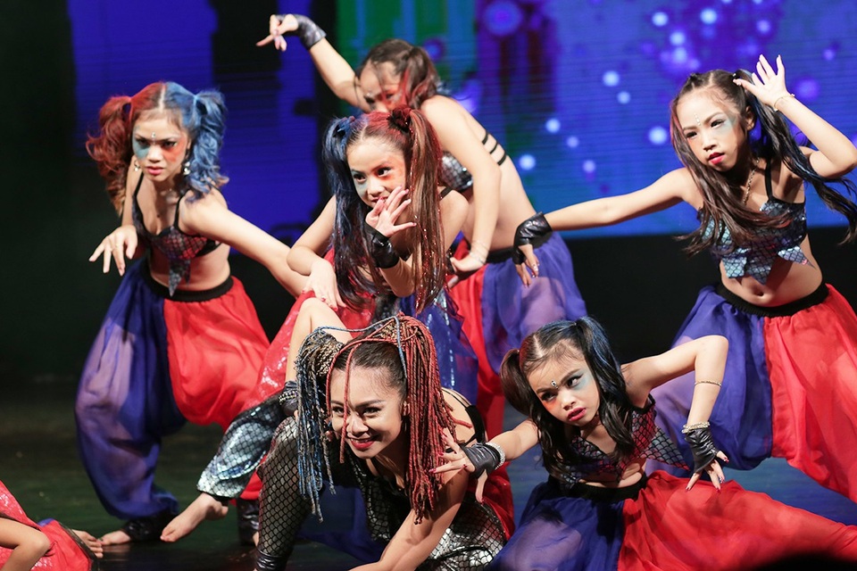 Thần thái sân khấu đầy cuốn hút của các vũ công bellydance nhí - 3
Tự tin sánh bước cùng cô giáo Đỗ Hồng Hạnh – cô gái vàng của bellydance Việt Nam