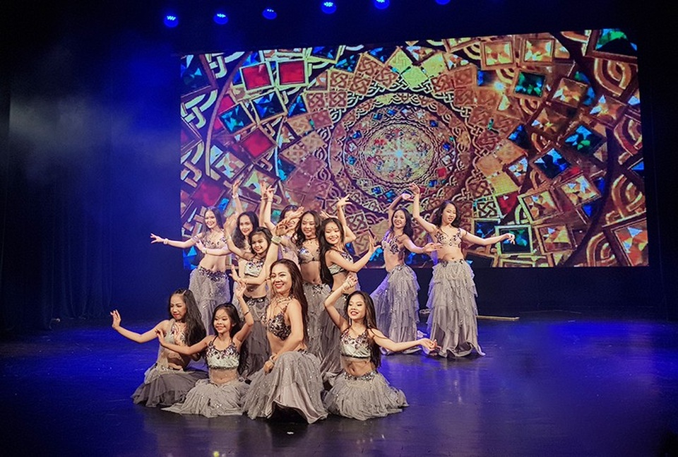 Thần thái sân khấu đầy cuốn hút của các vũ công bellydance nhí - 4
Màn trình diễn mang âm hưởng của nền văn hóa Trung Đông huyền bí, cuốn hút của thầy trò nghệ sĩ Đỗ Hồng Hạnh