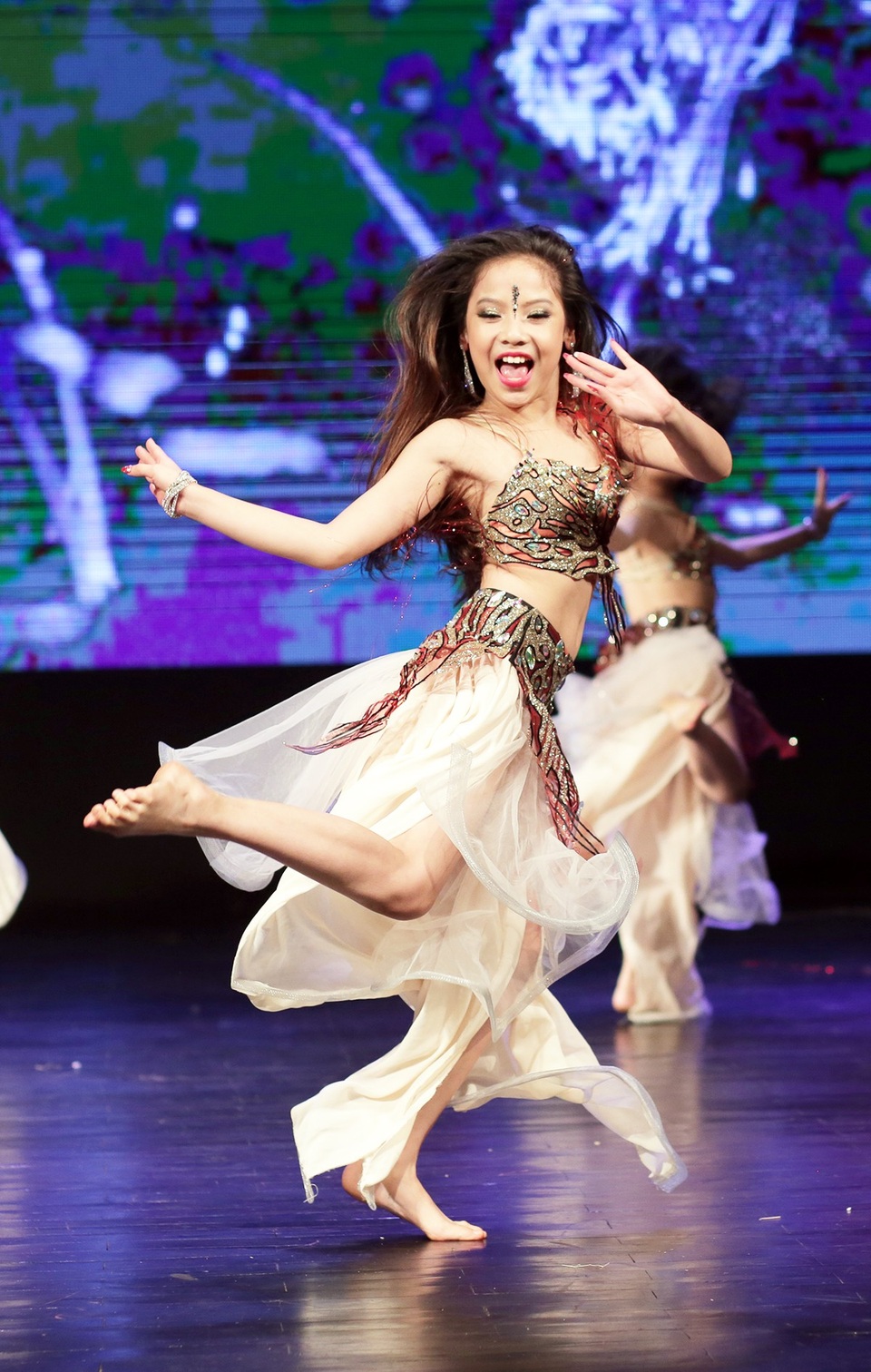 Thần thái sân khấu đầy cuốn hút của các vũ công bellydance nhí - 5
Nụ cười luôn nở trên môi các vũ công nhỏ tuổi khi trình diễn trên sân khấu