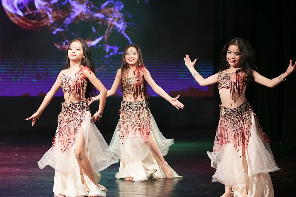 Thần thái sân khấu đầy cuốn hút của các vũ công bellydance nhí - 6
Các bé mới chỉ 6, 8 tuổi biểu diễn các động tác lắc hông, bụng điêu luyện.