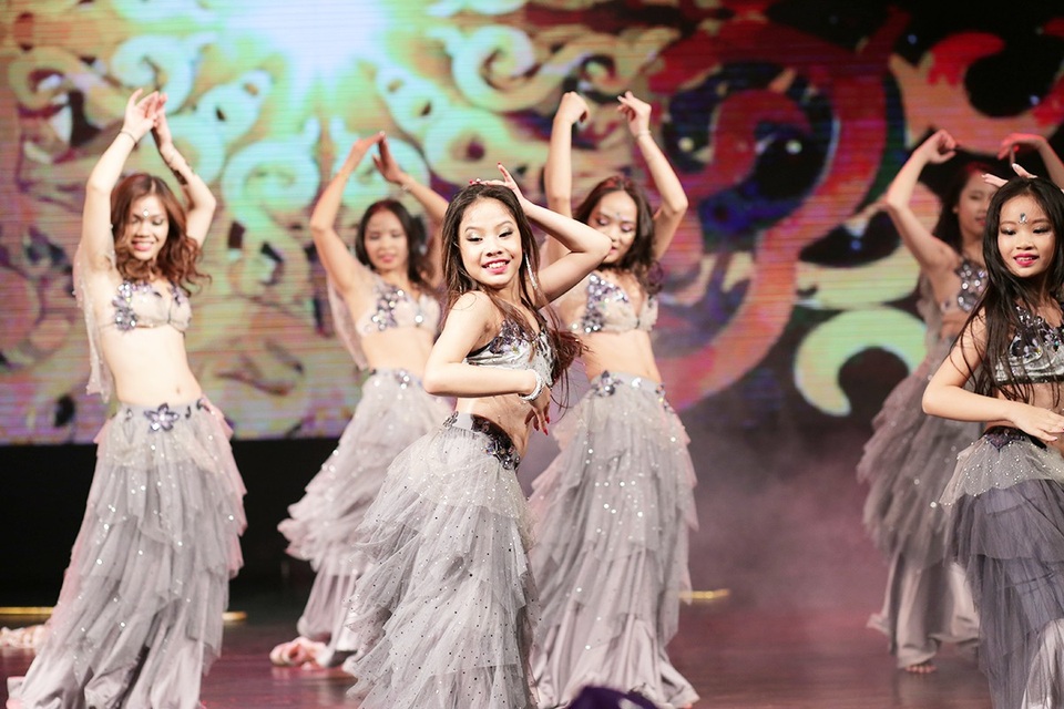 Thần thái sân khấu đầy cuốn hút của các vũ công bellydance nhí - 7
Thần thái đầy chuyên nghiệp của các bellydancer thu hút sự theo dõi và cổ vũ của đông đảo khán giả