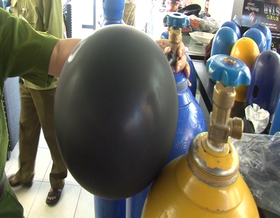 Thu giữ gần 500 kg khí bóng cười tại 2 quán trà sữa - 1
Bóng cười và các bình khí N2O (khí bóng cười) bị các cơ quan chức năng hát hiện tạm thu giữ tại 2 quán trà sữa