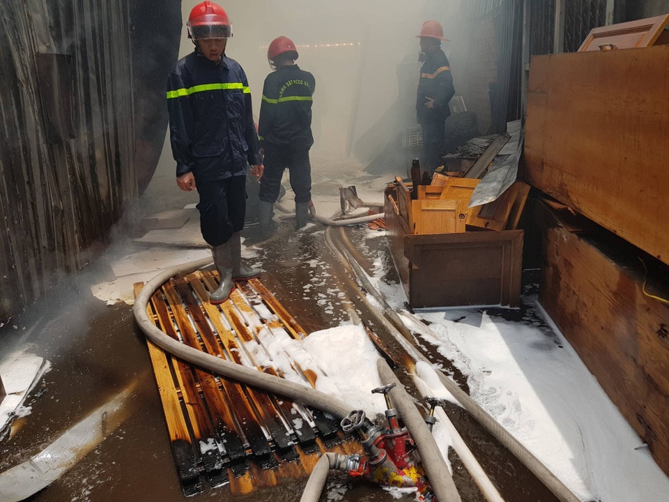 Xưởng gỗ cạnh siêu thị bốc cháy, nhân viên nháo nhào "chạy" hàng hóa - 11
Cảnh tan hoang trong xưởng gỗ sau khi đã dập tắt lửa.