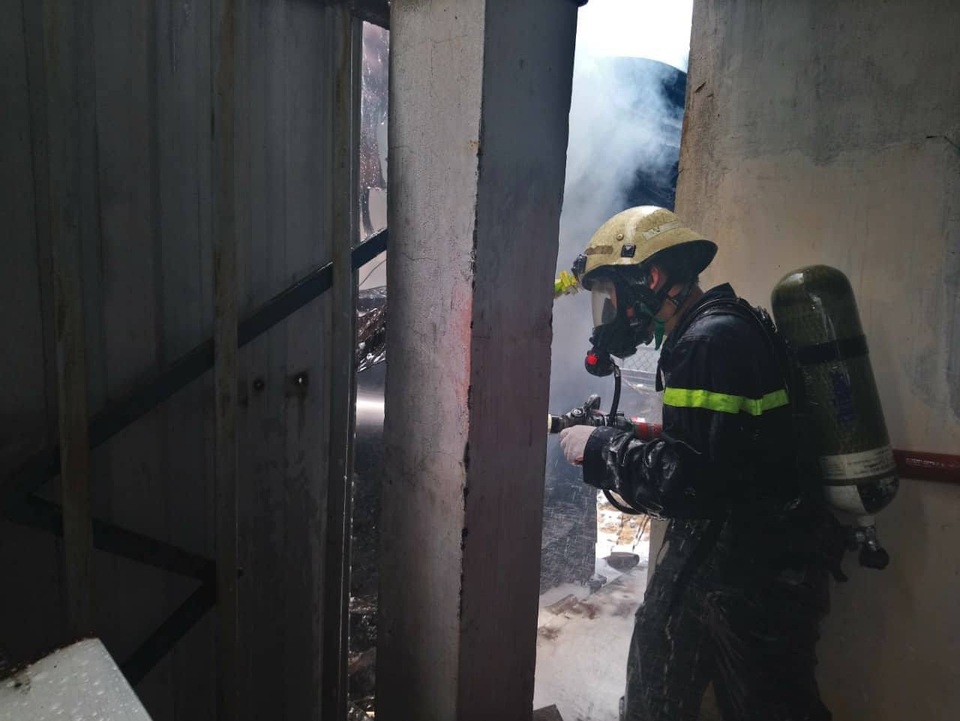 Xưởng gỗ cạnh siêu thị bốc cháy, nhân viên nháo nhào "chạy" hàng hóa - 10 Sau đó xâm nhập dần vào bên trong để chữa cháy tại nguồn phát lửa