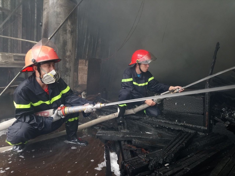 Xưởng gỗ cạnh siêu thị bốc cháy, nhân viên nháo nhào "chạy" hàng hóa - 9 Xưởng gỗ cạnh siêu thị bốc cháy, nhân viên nháo nhào "chạy" hàng hóa - 9