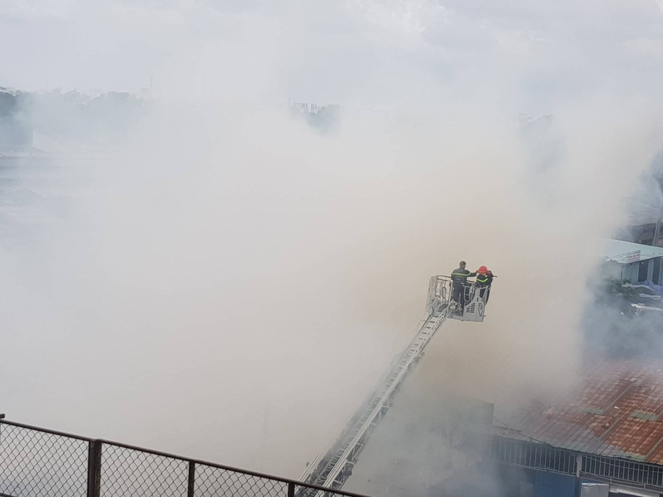 Xưởng gỗ cạnh siêu thị bốc cháy, nhân viên nháo nhào "chạy" hàng hóa - 2 Xưởng gỗ cạnh siêu thị bốc cháy, nhân viên nháo nhào "chạy" hàng hóa - 2