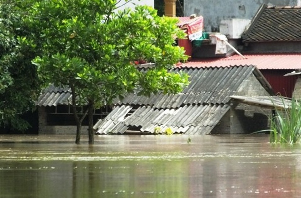 Nước dâng cao gần nóc nhà, hàng trăm gia đình nháo nhào chạy lũ - 15 Nước lũ lên nhanh khiến nhiều tài sản của người dân bị nhấn chìm trong nước. Mọi sinh hoạt của nhiều gia đình bị đảo lộn, cô lập, muốn ra bên ngoài chỉ còn cách bơi trong dòng nước lũ hoặc đi bằng thuyền bè mới có thể di chuyển