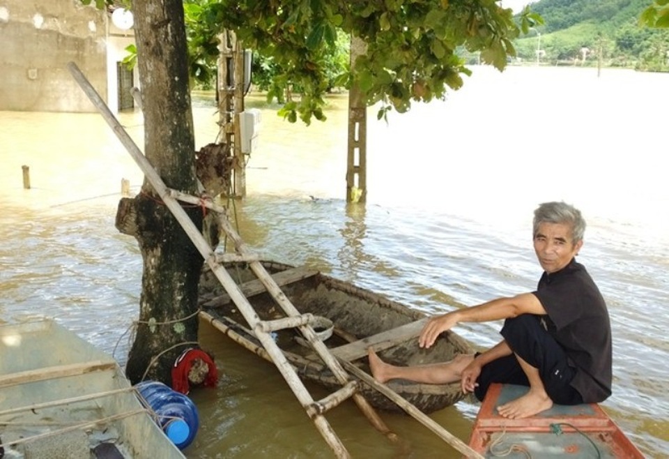 Nước dâng cao gần nóc nhà, hàng trăm gia đình nháo nhào chạy lũ - 13
Cuộc sống sinh hoạt của người dân vùng lũ bị đảo lộn, gặp nhiều khó khăn