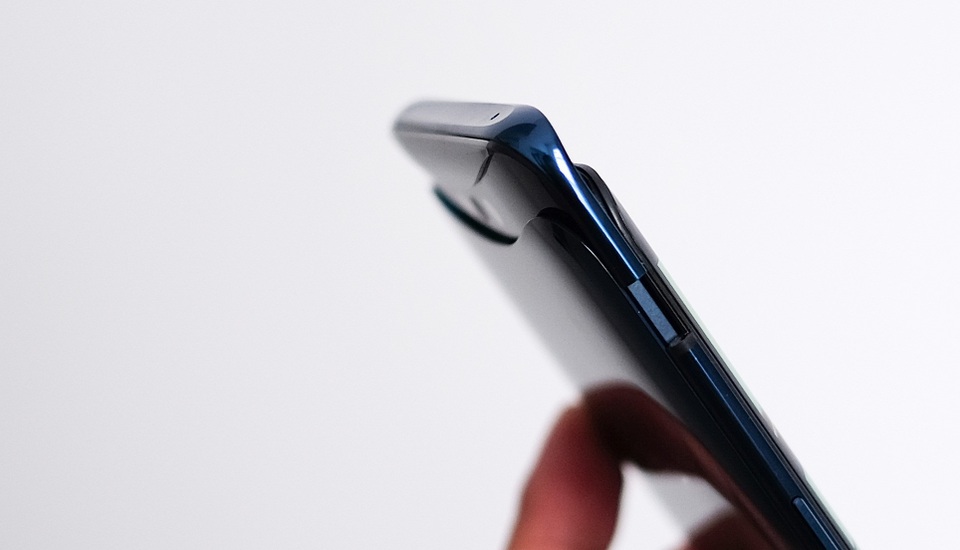 Oppo nói rằng, họ sử dụng cấu trúc trượt đặc biệt để giấu kín Camera 3D bên trong thân vỏ, giữa 2 lớp mặt kính. Khi không sử dụng, cụm máy ảnh sẽ được ẩn đi, giúp cho cấu trúc màn hình liền lạc và thống nhất.