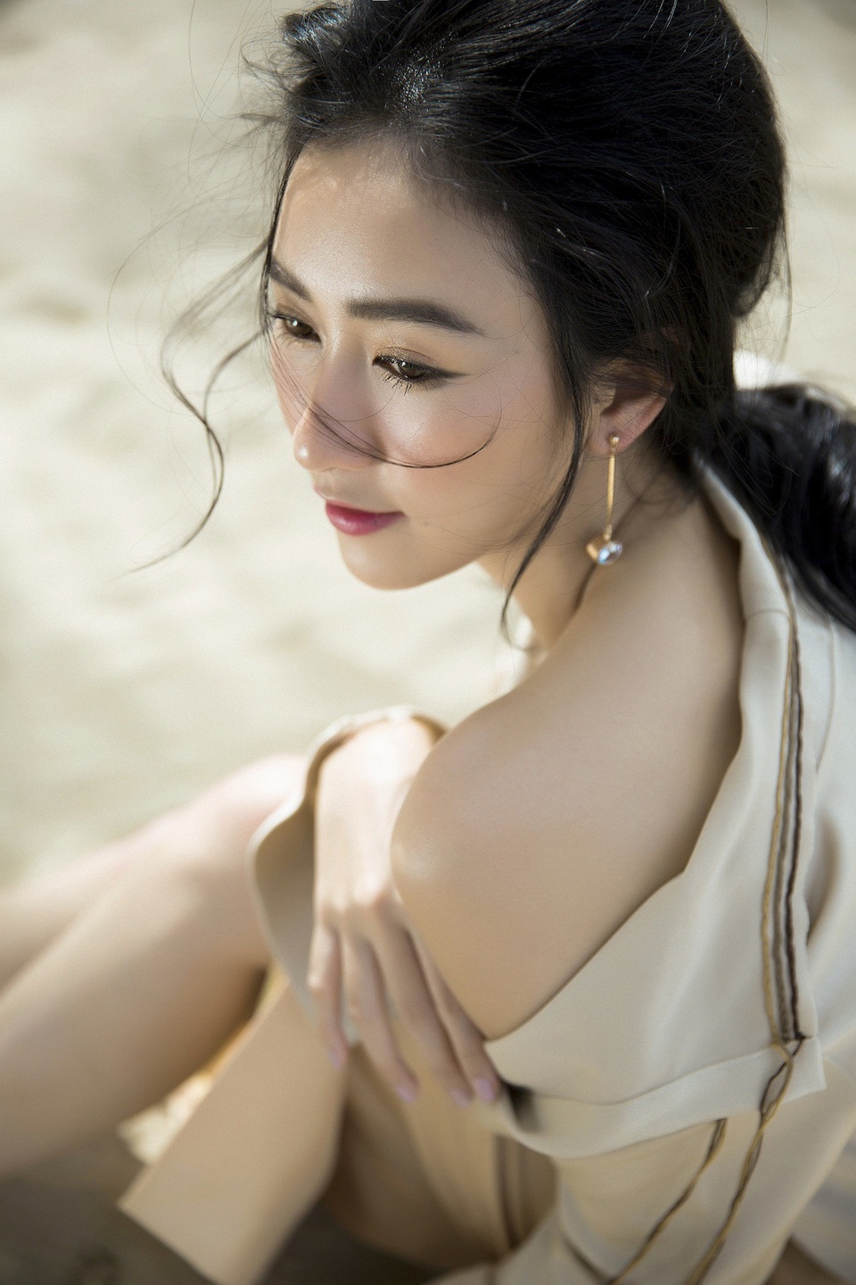 Hà Thu cũng chọn cách trang điểm nhẹ nhàng, khai thác tối đa vẻ đẹp cá tính nhưng không thiếu sức hút dịu dàng để tạo nên những shoot hình căng tràn sức sống.