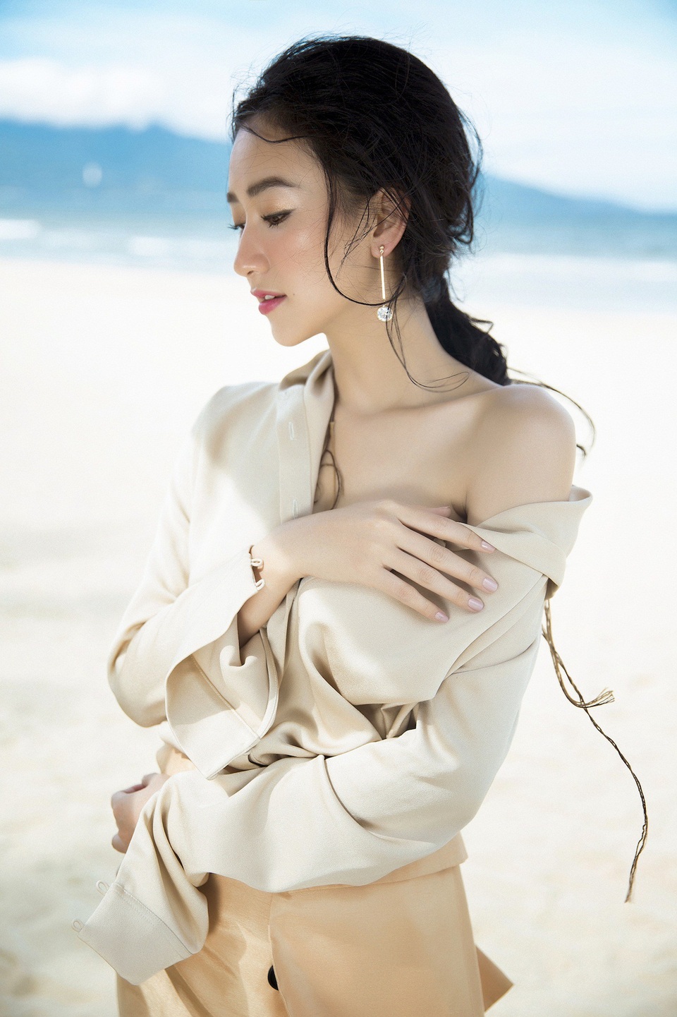 Cô phá cách trong những bộ váy hở vai hờ hững.