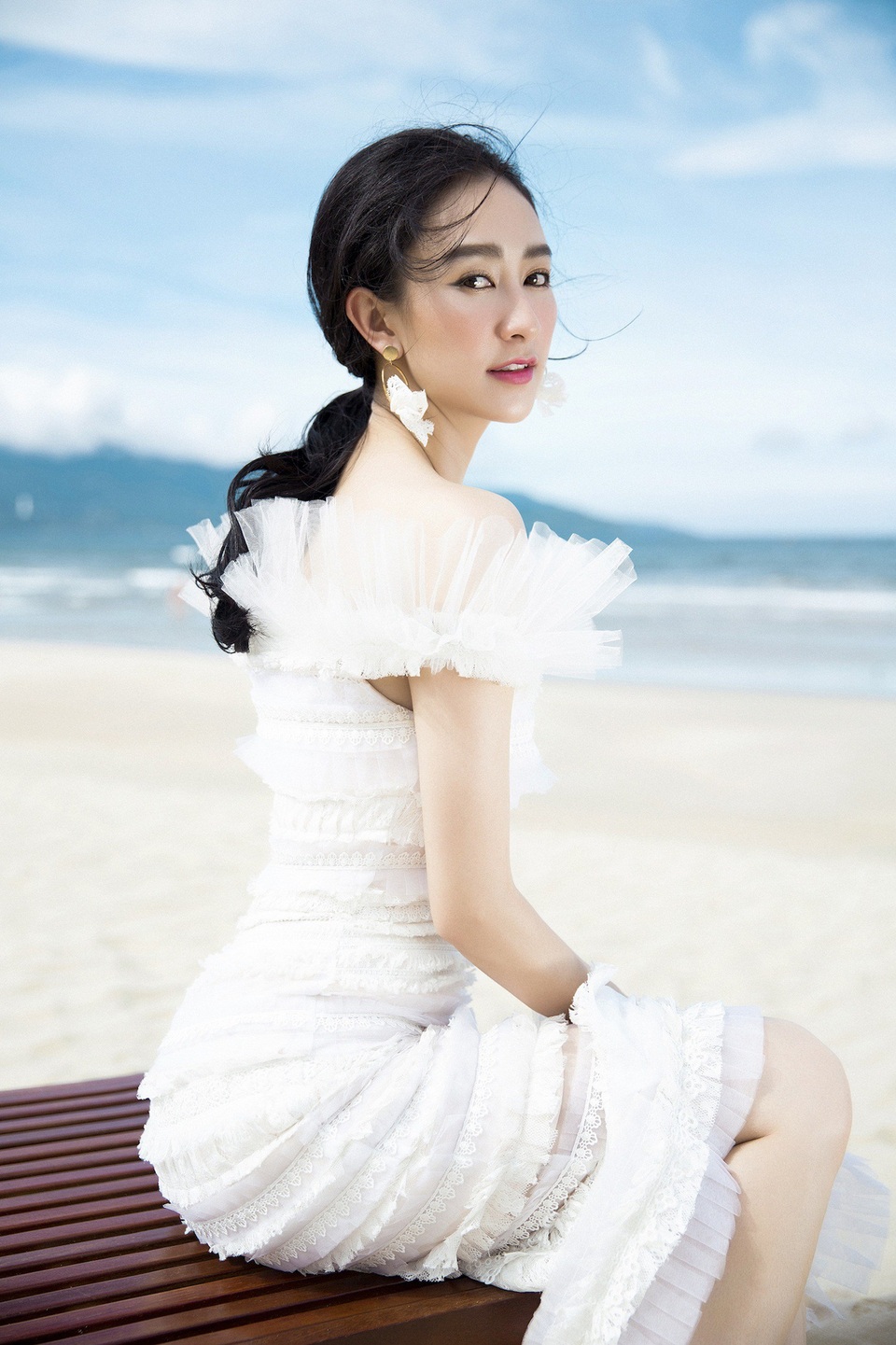 Diện những bộ trang phục gam màu trắng - nude, Hà Thu trông nhẹ nhàng mong manh và thanh thoát.