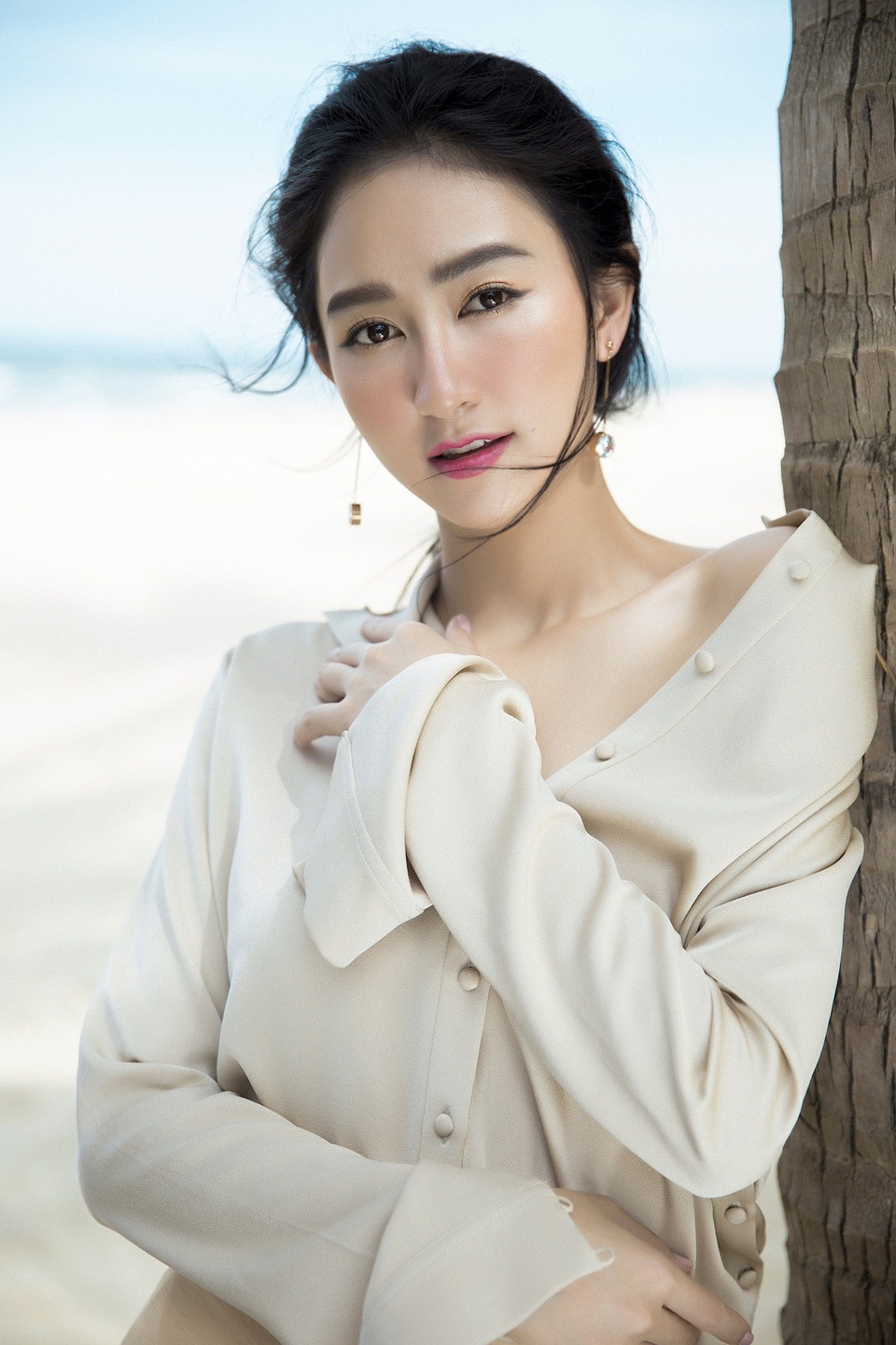 Vốn là một nhan sắc được đánh giá cao trong gu thời trang ăn mặc, luôn biết cách mang dấu ấn cá nhân và nét riêng khó lẫn trong showbiz, trong những shoot ảnh lần này Hà Thu chọn sự xuất hiện đơn giản nhưng không kém phần cuốn hút như một cách ghi lại dấu ấn của mình khi bước sang tuổi mới.