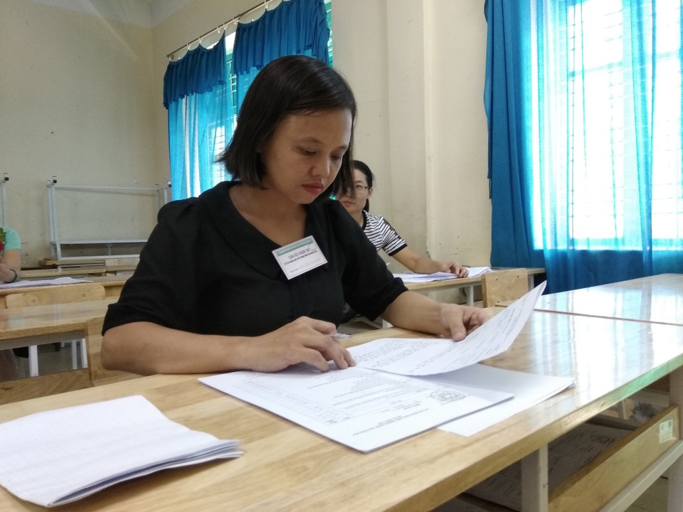 Bê bối gian lận điểm thi ở Sơn La: Khó trả về điểm thật - 2 Chấm thi THPT quốc gia 2018 tại Hòa Bình. (Ảnh: Mỹ Hà).