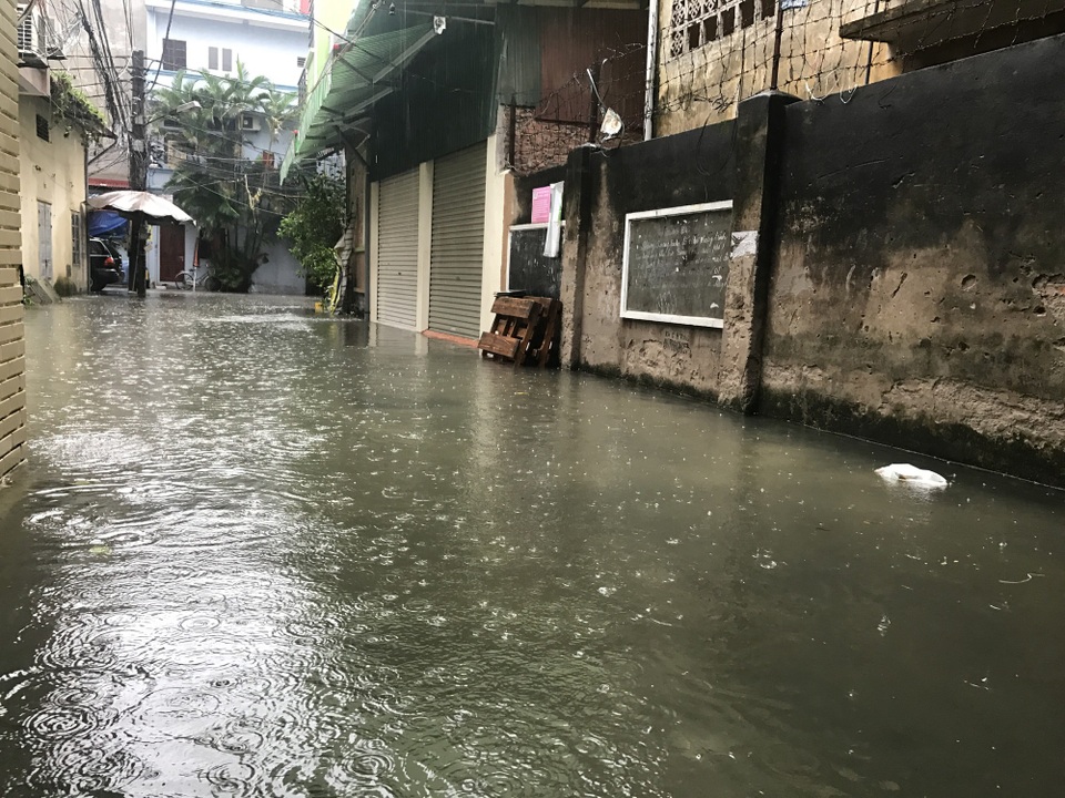 Khu dân cư giữa thủ đô cứ mưa là lụt: Nguy hiểm luôn chực chờ! - 1
Cứ mưa vào ban đêm là i như rằng lại mất ngủ vì chúng tôi phải thức để trực xem nước có bị vào nhà không để còn dậy cất đồ đạc. Có nhiều nhà đỗ ô tô trước cửa còn phải dậy tìm chỗ cất xe giữa đêm khuya, nếu không kịp cất sớm thì nước tràn vào xe hỏng hết!, một người dân sống tại dãy C1, C2 ngõ 2 phường Quang Trung, quận Hà Đông chia sẻ