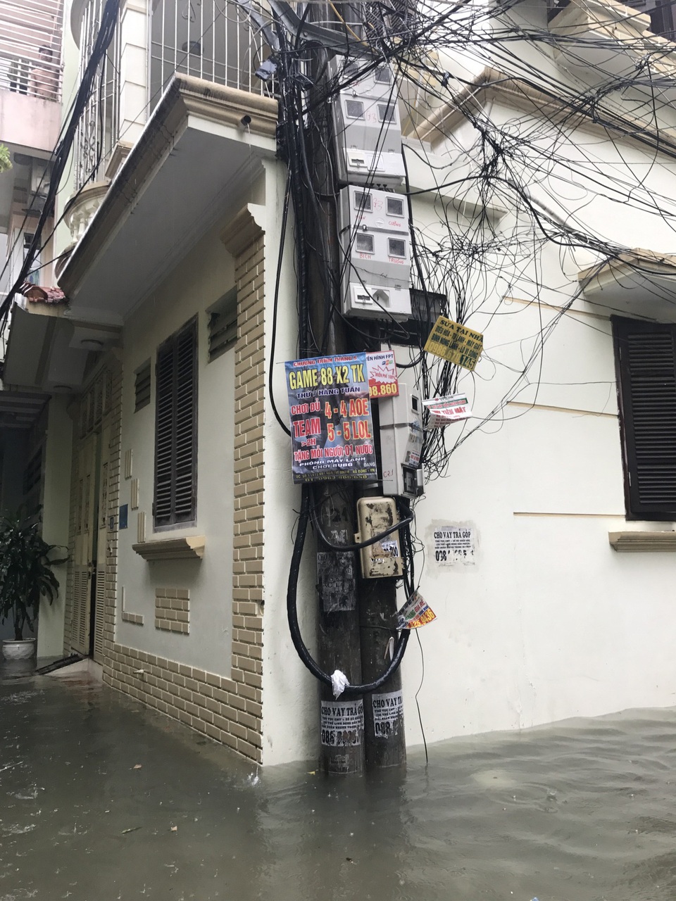 Khu dân cư giữa thủ đô cứ mưa là lụt: Nguy hiểm luôn chực chờ! - 3
Trong dãy phố có 4 cái cột điện phải oằn mình gánh hàng đống dây rợ lằng nhằng, nó cũng cùng nỗi lo với người dân khi chẳng may có một sợi dây điện nào đó chập, đứt rơi xuống dòng nước ngập vào những ngày mưa bão thế này, sẽ có bao con người phải gánh chịu hậu quả?