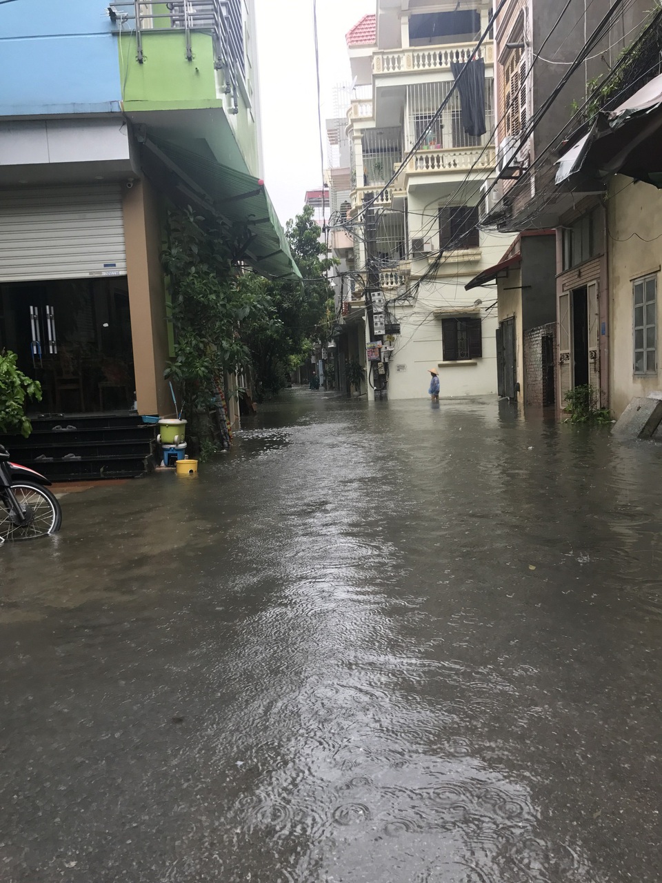 Khu dân cư giữa thủ đô cứ mưa là lụt: Nguy hiểm luôn chực chờ! - 4 Khu dân cư giữa thủ đô cứ mưa là lụt: Nguy hiểm luôn chực chờ! - 4