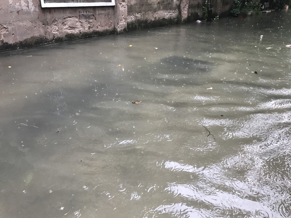 Khu dân cư giữa thủ đô cứ mưa là lụt: Nguy hiểm luôn chực chờ! - 5
Cả khu phố ngập trong biển nước, tình trạng này đã kéo dài nhiều năm nay nhưng chưa được lãnh đạo địa phương quan tâm giải quyết.