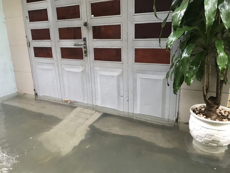 Khu dân cư giữa thủ đô cứ mưa là lụt: Nguy hiểm luôn chực chờ! - 6
Nước rút là chủ ngôi nhà này, cũng như nhiều nhà khác lại chuẩn bị đồ nghề thau bể ngầm.
