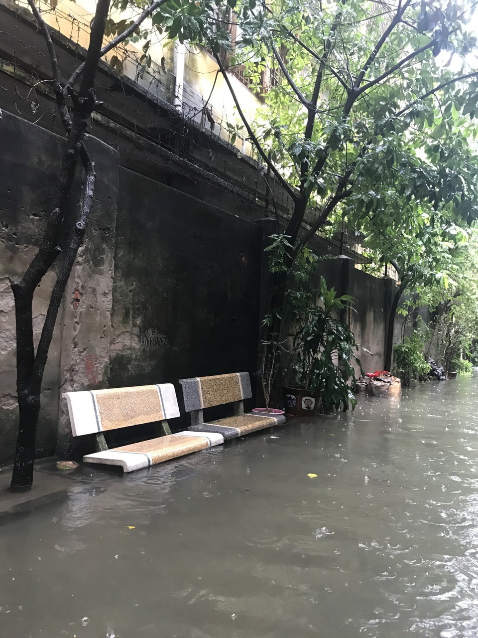 Khu dân cư giữa thủ đô cứ mưa là lụt: Nguy hiểm luôn chực chờ! - 7
Trong đơn gửi tới báo Dân trí, người dân sống tại đây cho biết: Chủ tịch UBND Phường 2 lần tranh cử vào Hội đồng nhân dân phường, cũng như nhiều lần tiếp xúc với cử tri Tổ dân phố 11 có hứa với các cử tri là sẽ giải quyết ngay tình trạng này nhưng đến nay đã gần hết 3 nhiệm kỳ, 5-6 năm trời nhưng lời hứa vẫn chưa được thực hiện.