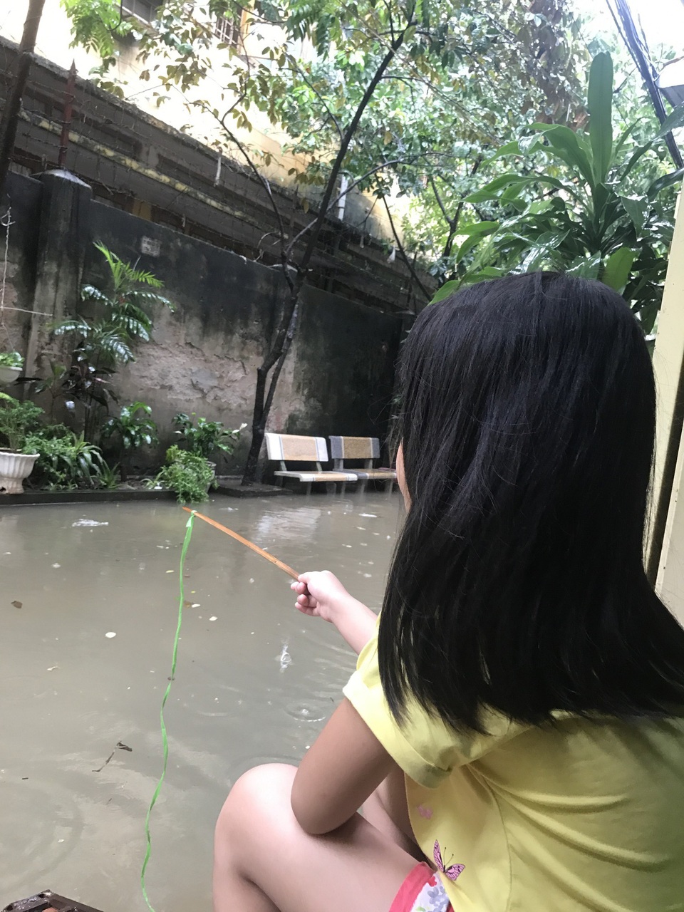 Khu dân cư giữa thủ đô cứ mưa là lụt: Nguy hiểm luôn chực chờ! - 8 Khu dân cư giữa thủ đô cứ mưa là lụt: Nguy hiểm luôn chực chờ! - 8