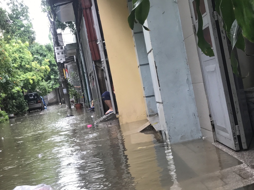 Khu dân cư giữa thủ đô cứ mưa là lụt: Nguy hiểm luôn chực chờ! - 9
Cứ hễ nước dâng là các bạn nhỏ này lại được dịp thả câu, có bạn đã bật khóc buông cần khi người lớn nói: Nước bẩn thế này đến người còn chả sống nổi huống chi là cá, toàn nước cống các nơi khác dồn về thôi các con ạ!.