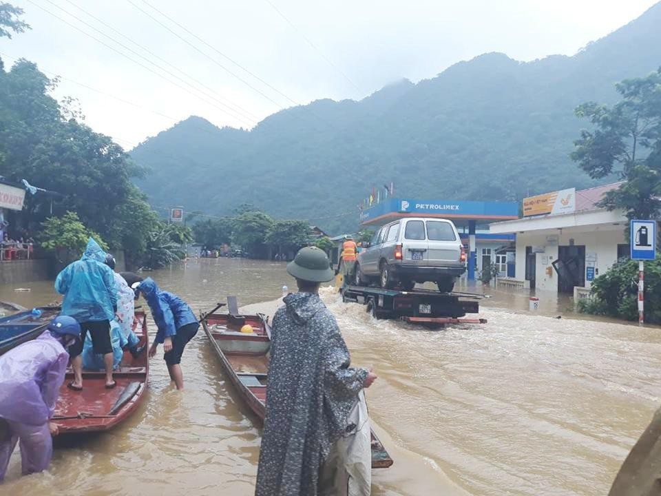 Quốc lộ 6 bị “chặt khúc” vì mưa lũ - 4 Các phương tiện qua đoạn đường ngập sâu phải có xe trung chuyển, người và các phương tiện nhỏ đi bằng thuyền và bè mảng.