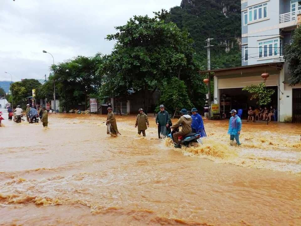 Quốc lộ 6 bị “chặt khúc” vì mưa lũ - 2 Chính quyền địa phương huyện Cao Phong cử người đứng hai bên đường làm cọc tiêu cho người dân qua lại an toàn trên đoạn đường ngập, nước chảy xiết.