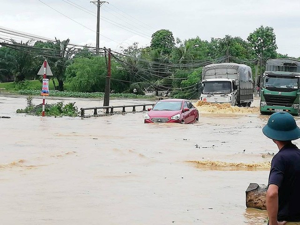 Nhiều nơi chìm trong nước lũ, kho tiền “khủng” của trùm đường dây đánh bạc - 1
Đường Hồ Chí Minh đoạn qua cầu Vai Réo (huyện Quốc Oai, Hà Nội) ngập sâu trong dòng nước chảy xiết, ngày 21/7. (Ảnh: Đàm Quang)