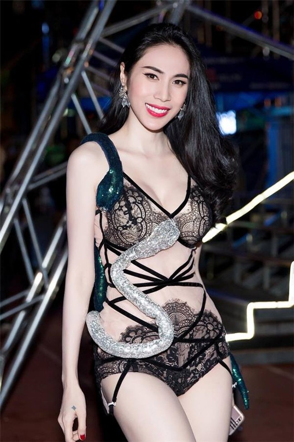 Phản ứng bất ngờ của mỹ nhân Việt khi bị chê mặc như không - Ảnh 11. Phản ứng bất ngờ của mỹ nhân Việt khi bị chê mặc như không - Ảnh 11.