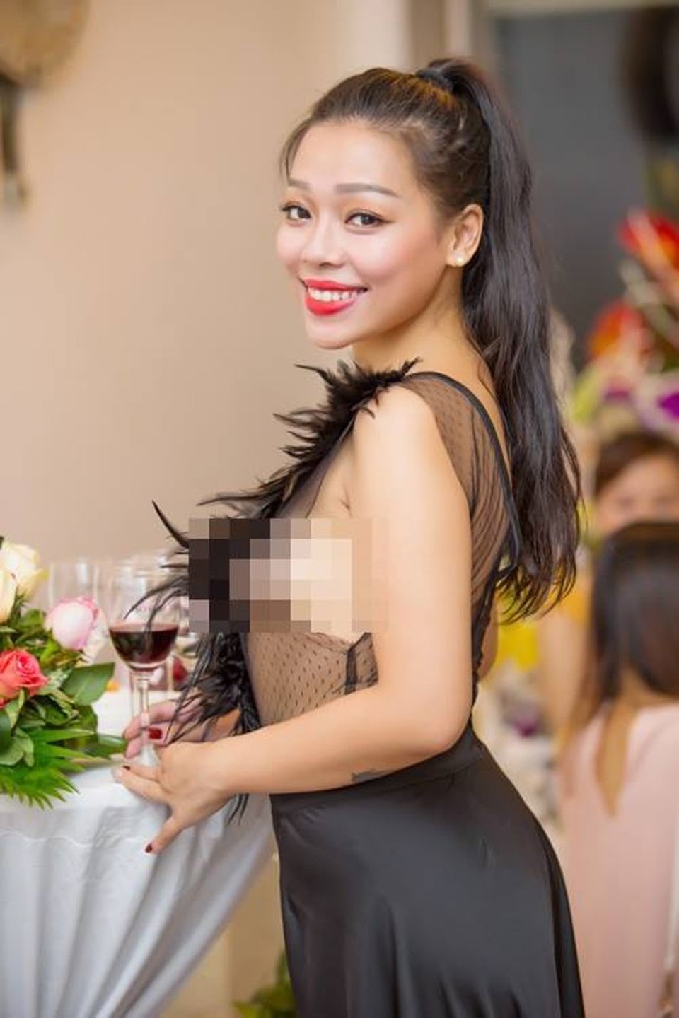 Phản ứng bất ngờ của mỹ nhân Việt khi bị chê mặc như không - Ảnh 24. Phản ứng bất ngờ của mỹ nhân Việt khi bị chê mặc như không - Ảnh 24.