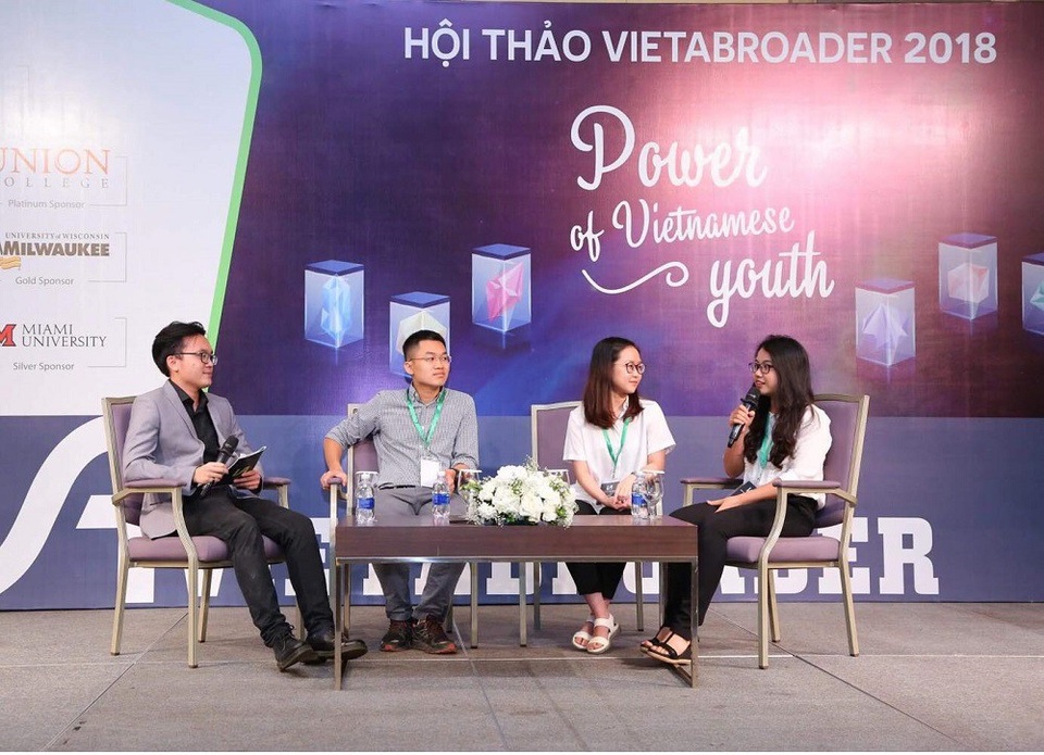 Sinh viên Việt tại ĐH danh giá Mỹ chia sẻ nội dung bài luận nộp hồ sơ du học - 3
Hà Duy (thứ hai bên trái) trong buổi hội thảo.