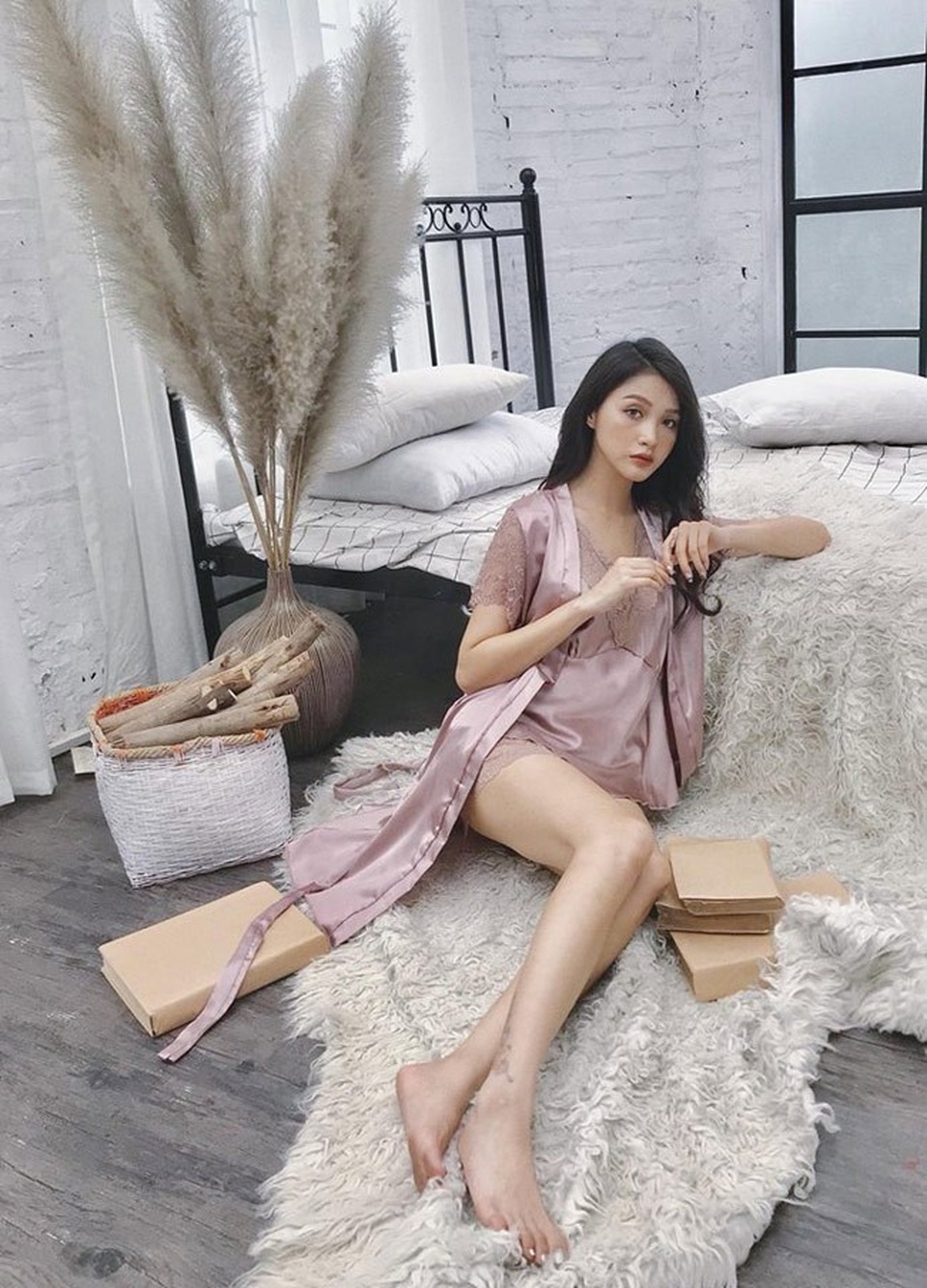 Hai cô gái siêu gợi cảm từng là bạn thân của hot girl Trâm Anh "World Cup" - 8
Trong những hình ảnh đời thường, cô nàng cũng sexy không kém cạnh Trâm Anh.