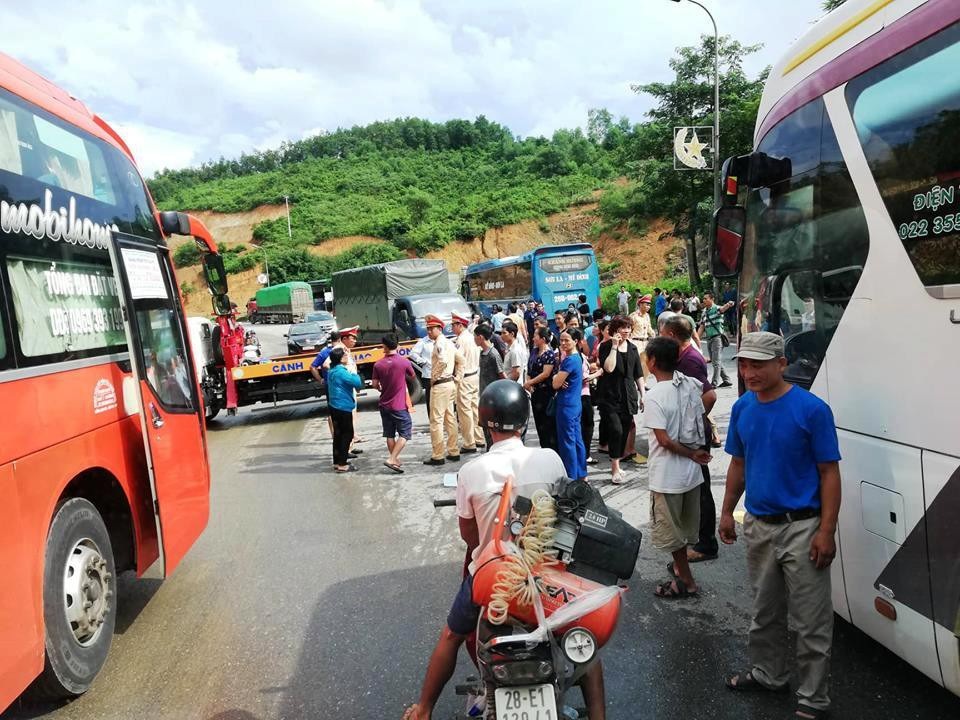 Tấp nập vượt quốc lộ bằng... thuyền - 2 Các loại phương tiện giao thông bị ách tắc lại hai đầu đường ngập nước từ ngày hôm qua đến nay. Giao thông trên tuyến đường bị hỗn loạn, nhiều xe đi tới không được, lùi hay quay đầu lại cũng không xong vì đường chật cứng xe dài cả cây số.
