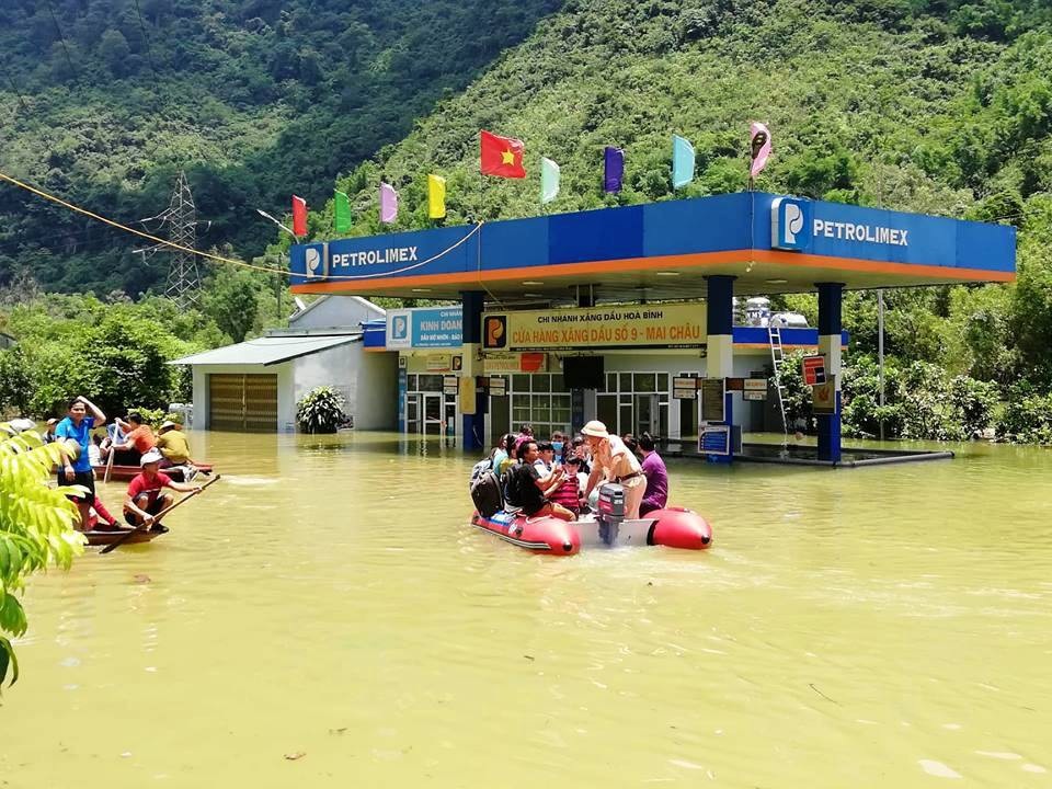Tấp nập vượt quốc lộ bằng... thuyền - 10
Vào tháng 10/2017, trận lũ lớn cũng từng gây ngập lụt đoạn đường này trong 5 ngày, giao thông bị chia cắt. Năm nay, đây là ngày thứ 2 đoạn đường ngày bị ngập sâu trong nước khiến giao thông bị chia cắt hoàn toàn.