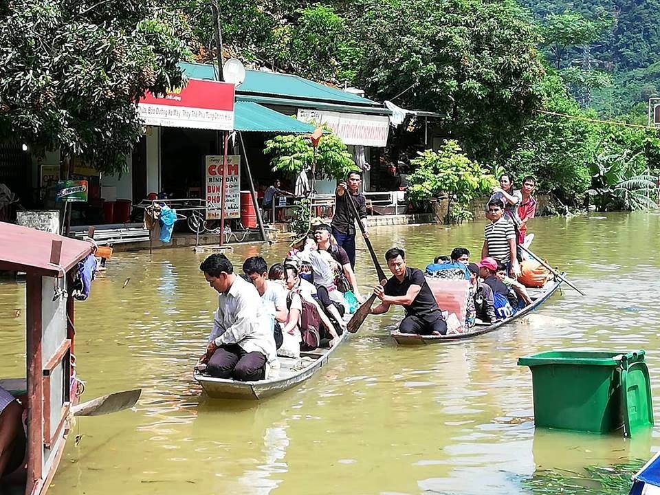 Tấp nập vượt quốc lộ bằng... thuyền - 9 Đến khoảng 12h trưa cùng ngày, lượng người đi qua đoạn đường ngập vẫn chưa giảm.