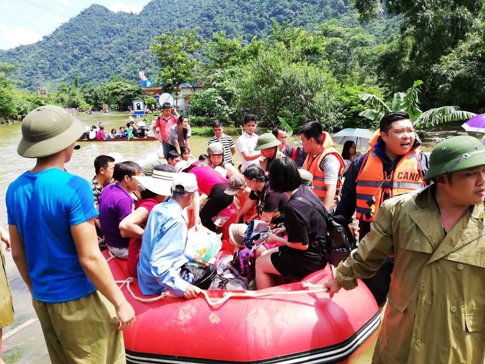 Tấp nập vượt quốc lộ bằng... thuyền - 5
Ngoài đò của người dân làm dịch vụ, lực lượng Công an cũng có cano máy chở miễn phí cho người dân qua đoạn ngập nước. Do lượng người quá đông nên xuồng máy luôn trong tình trạng quá tải.