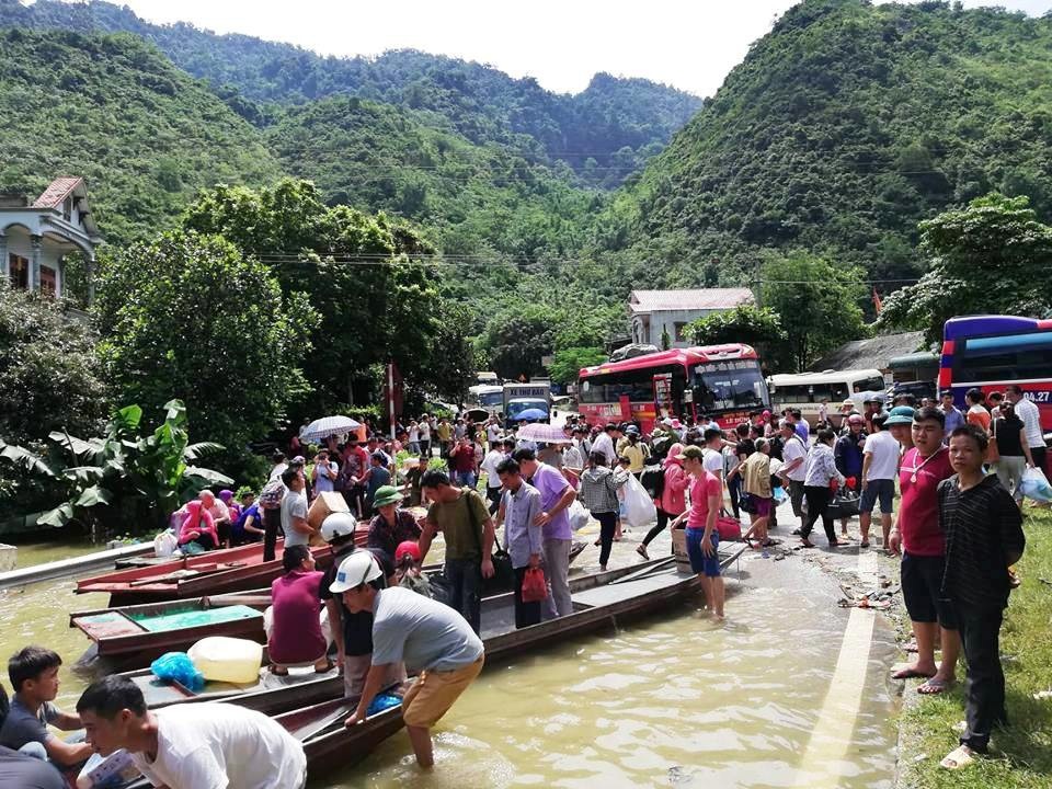 Tấp nập vượt quốc lộ bằng... thuyền - 4
Để qua được đoạn đường ngập nước sâu dài khoảng 300m, người dân đã phải đi... đường-thủy-trên-cạn với phương tiện là những chiếc thuyền do người dân địa phương mở dịch vụ vận chuyển thuê.