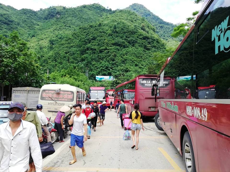 Tấp nập vượt quốc lộ bằng... thuyền - 3 Không chờ đợi được lâu, nhiều người đi xe khách đã phải xuống xe để tìm phương tiện khác di chuyển theo lộ trình.