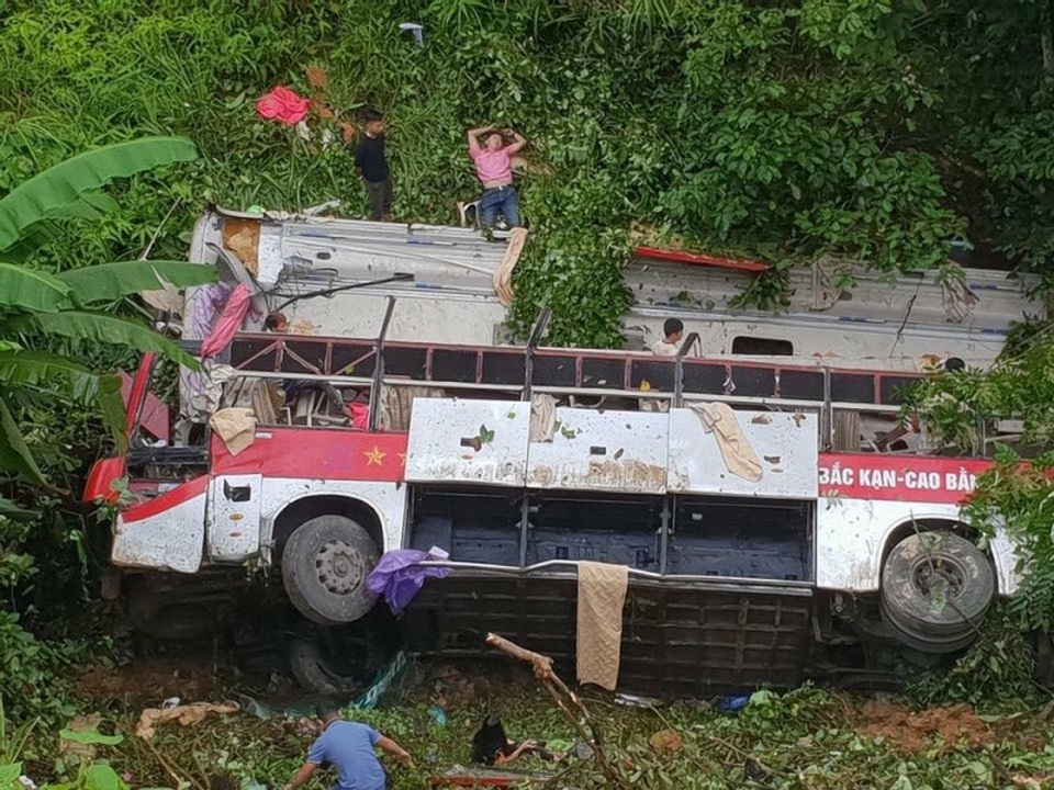 Xe khách lao xuống vực, 4 người tử vong - 1 Hiện trường vụ tai nạn.