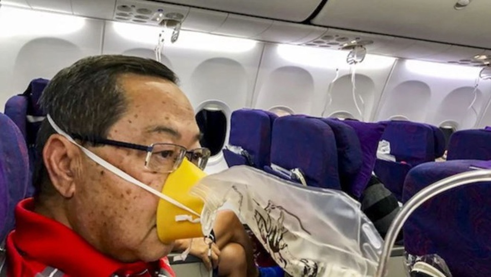 Máy bay rơi tự do 7600m do phi công hút thuốc lá điện tử trong buồng lái - 1 Hành khách nghi ngờ mặt nạ dưỡng khí không có oxy