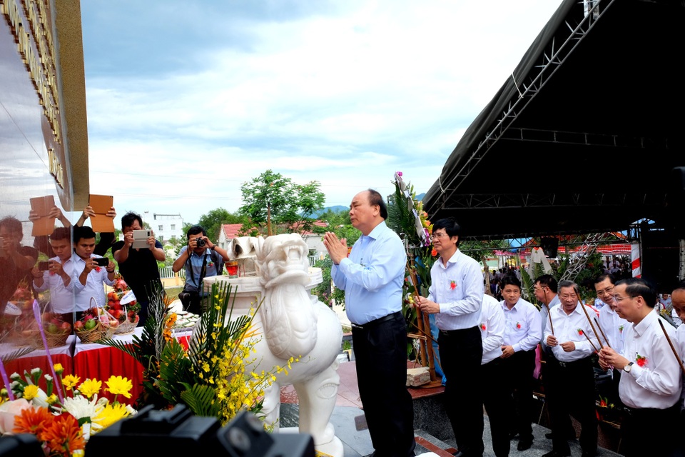 Thủ tướng Nguyễn Xuân Phúc thắp hương tưởng niệm các anh hùng liệt sĩ xã Quế Phú