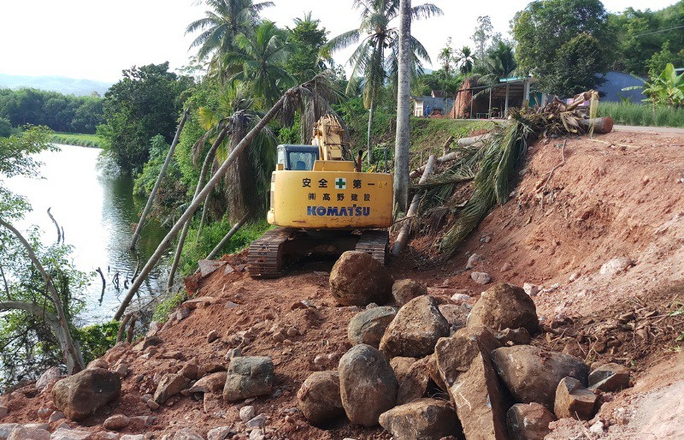 Lo sông “ngoạm làng”, chính quyền khẩn cấp gia cố đoạn sạt lở! - 2 UBND huyện Hoài Ân đang yêu cầu đơn vị thi công khẩn cấp gia cố mái taluy tuyến ĐT 629 đoạn qua thôn Mỹ Đức, xã Ân Mỹ.