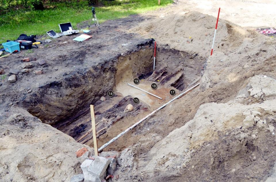 Phát hiện hố chôn khổng lồ 80.000 bộ hài cốt bên dưới công viên giải trí - 2
Việc di chuyển khối lượng hài cốt lớn đang là thách thức không nhỏ