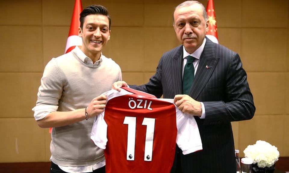 Mesut Ozil gây sốc, tuyên bố giã từ đội tuyển Đức - 2
Mesut Ozil chụp hình với Tổng thống Thổ Nhĩ Kỳ, Recep Tayyip Erdogan ngay trước thềm World Cup 2018