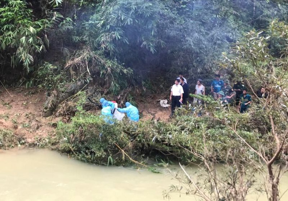 Vụ lũ cuốn cả gia đình 4 người: Tìm thấy thi thể bé gái - 2 Các ngành chức năng đã bàn giao thi thể cho gia đình lo hậu sự